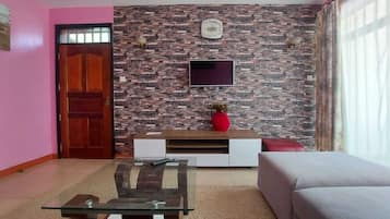 Familienapartment, Balkon, Poolblick | Wohnbereich