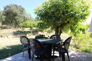 Outdoor dining - Le petit Chaussy (Lagorce)