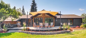 Deck & Mtn Views: Libby Home on Golf Course!