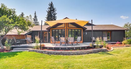 Deck & Mtn Views: Libby Home on Golf Course!