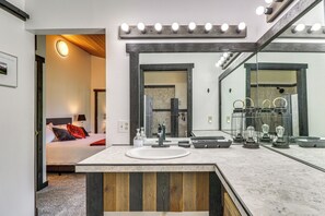 House (3 Bedrooms) | Interior - Deck & Mtn Views: Libby Home on Golf Course! (Libby)