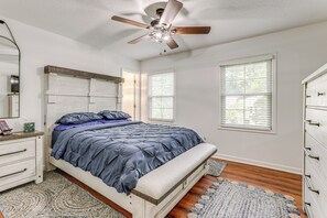 2 kamar tidur, setrika/meja setrika, dan seprai linen