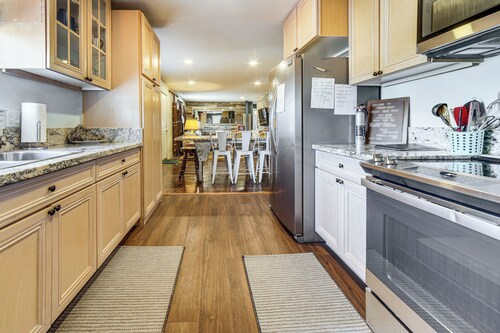 Rustic & Secluded Nevada Home: On-site Dog Park!