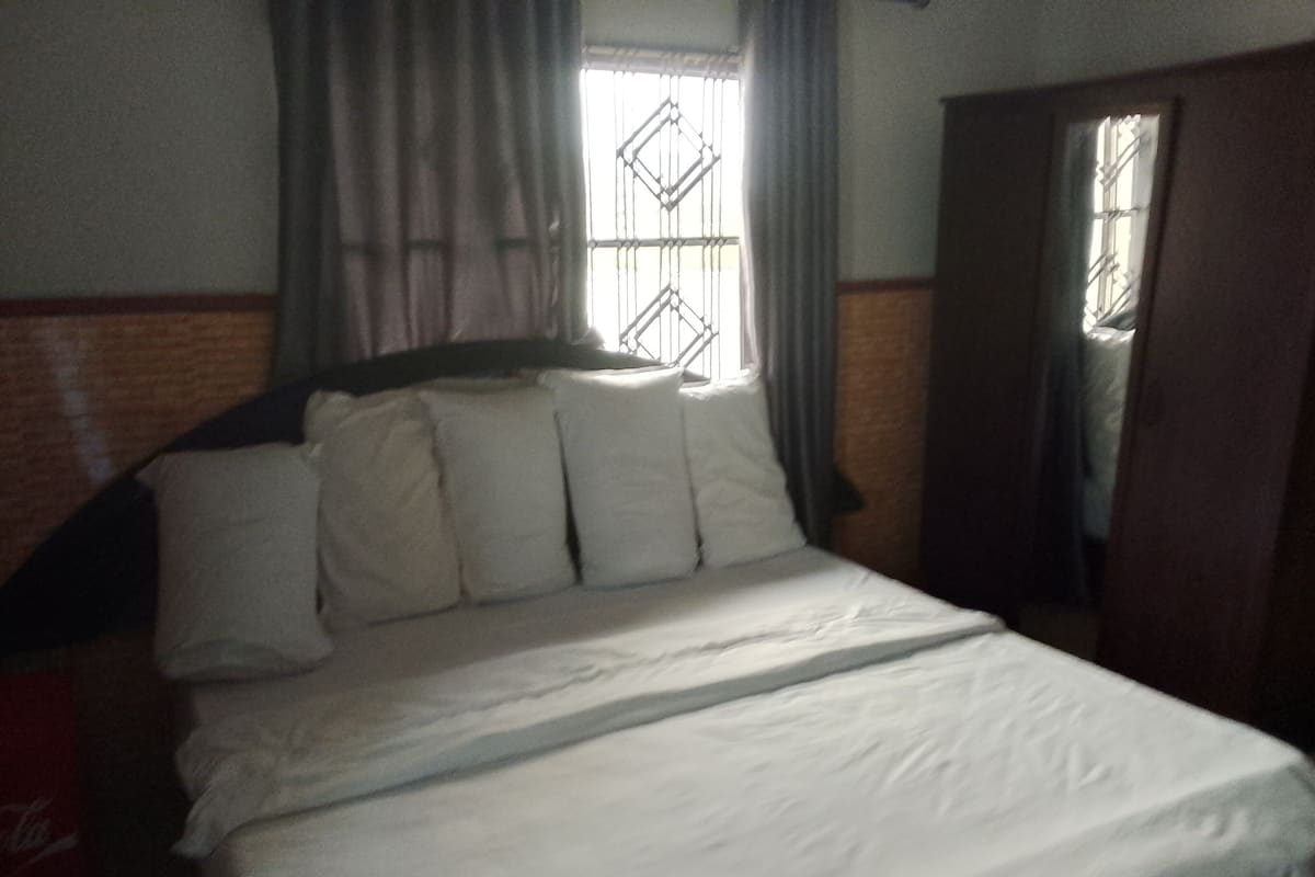 Premium Single Room, Mixed Dorm, Courtyard View | In-room dining
