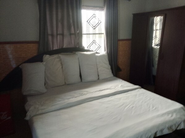 Premium Single Room, Mixed Dorm, Courtyard View | In-room dining - Palace Holiday Inn LTD (Lekki)