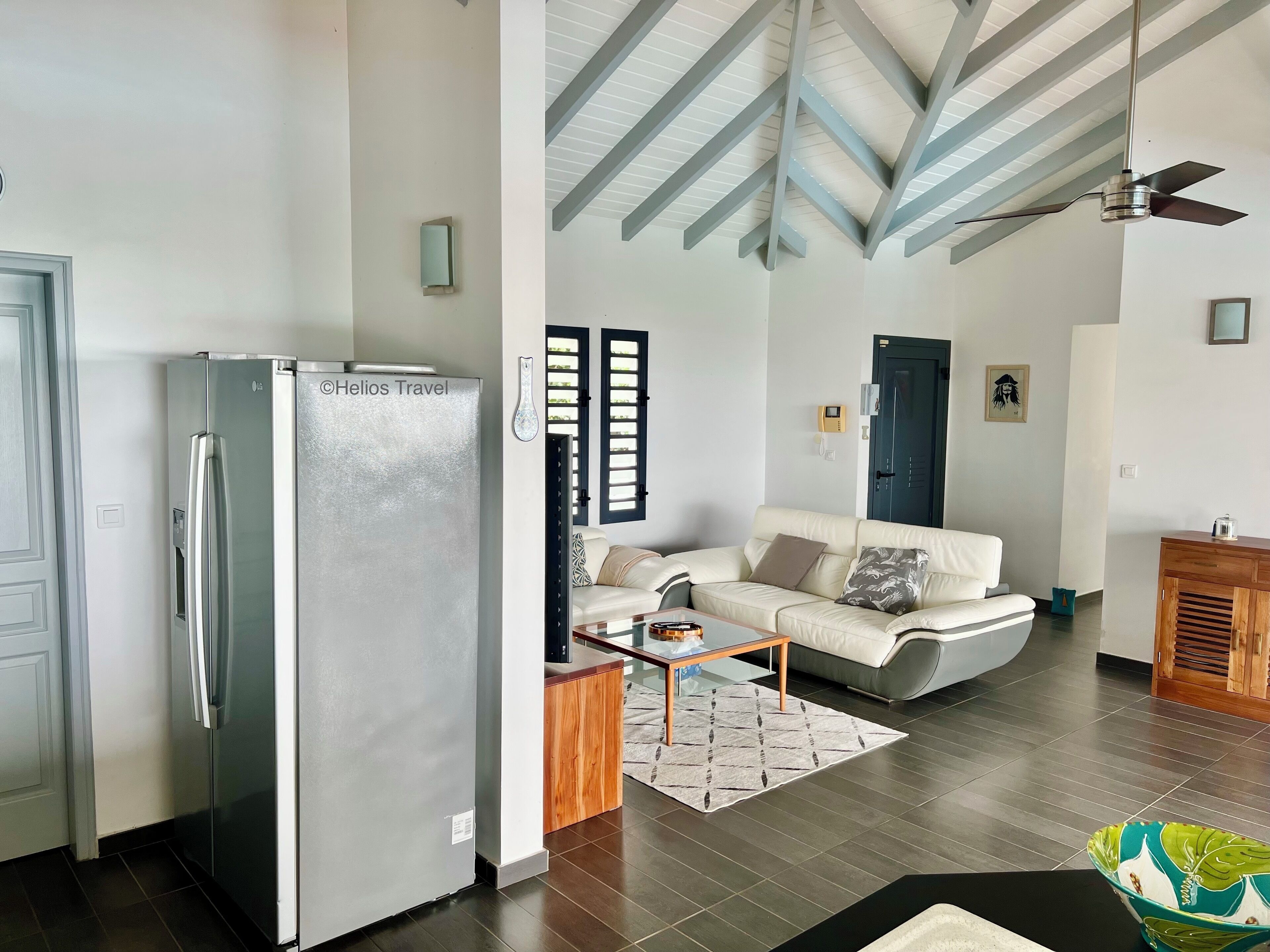 Una sala de estar moderna con un sofá, una mesa de centro y un refrigerador.
