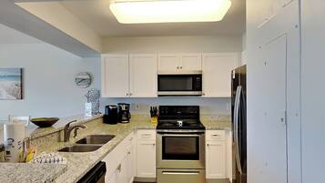 Geladeira, micro-ondas, fogão, cooktop