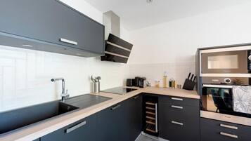 Réfrigérateur, micro-ondes, four, plaque de cuisson