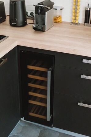 Een koelkast, een microgolfoven, een oven, een kookplaat