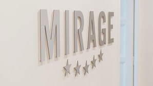 Eine Wand mit dem Schriftzug 'MIRAGE' und fünf Sternen darunter.