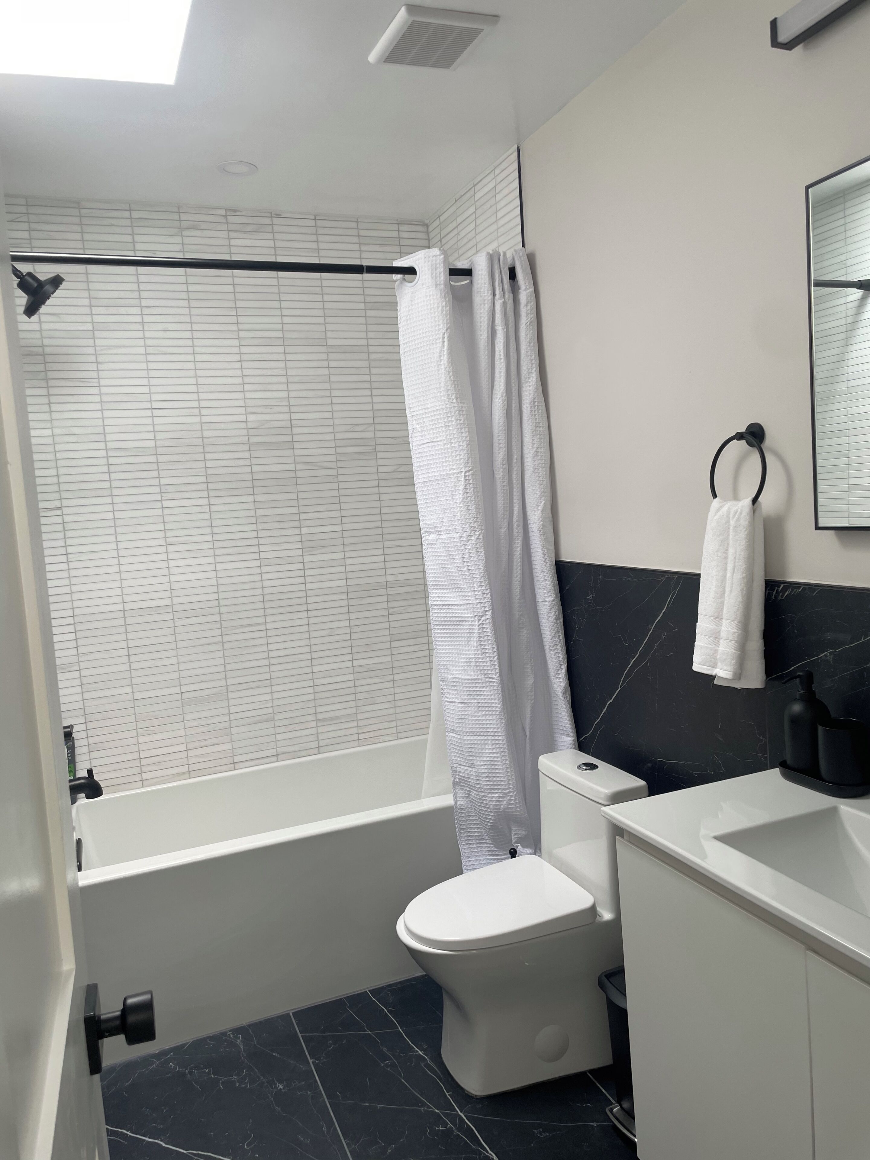 Een douche, een haardroger, handdoeken, zeep