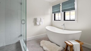 Dusche, Haartrockner, Handtücher, Shampoo