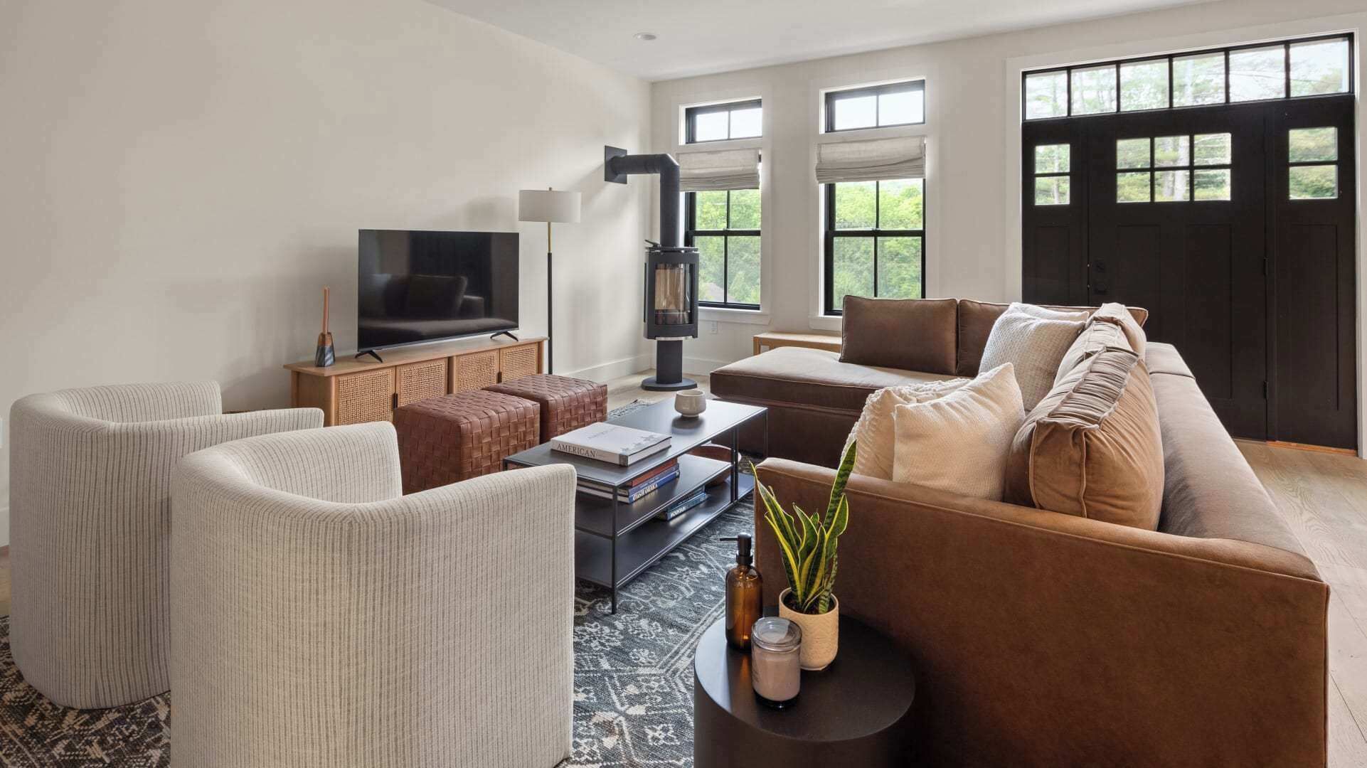 Televisión, chimenea, libros y oficina 