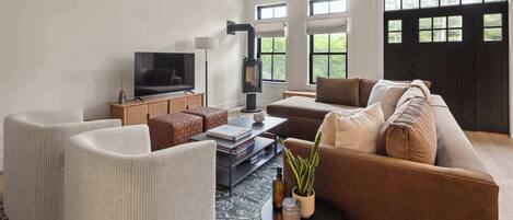 Televisión, chimenea, libros y oficina