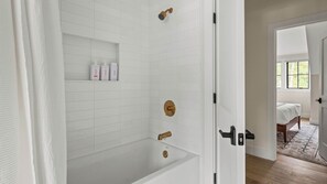 Douche, sèche-cheveux, savon, papier toilette