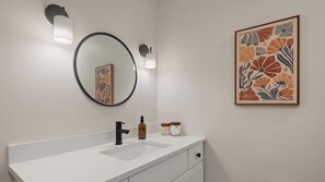 Regadera, secadora de cabello, toallas, jabón 