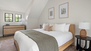 5 bedrooms, desk, iron/ironing board, travel cot - Expansive Stowe Townhome | Near Downtown (Thunderbolt)