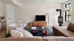 Televisión, chimenea y oficina 