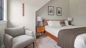 5 habitaciones, escritorio y tabla de planchar con plancha 