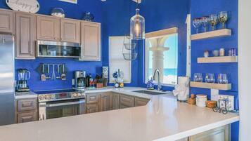 Coffee/tea maker, fridge, microwave, oven