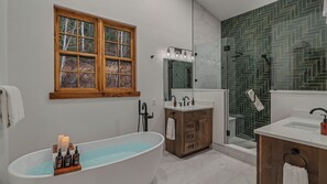 Een haardroger, handdoeken, zeep, shampoo