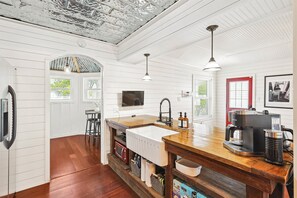 Een koelkast, een magnetron, een oven, een kookplaat