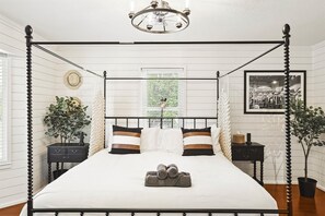 3 slaapkamers, een strijkplank/strijkijzer, wifi, beddengoed