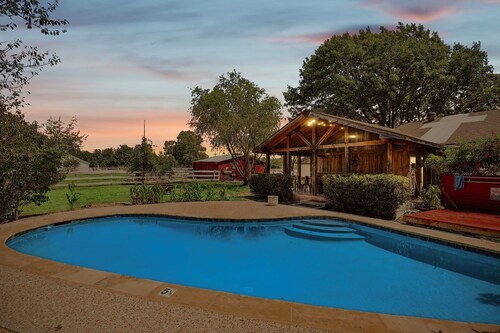 3BD Farmhouse Country Living - Pool, Patio, Firepit