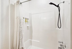 Regadera, secadora de cabello, toallas, shampoo 