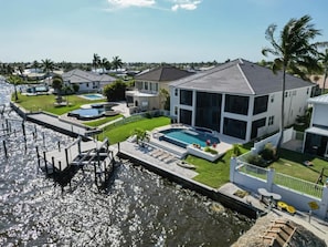 Exterior - Breathtaking 6BD Riverfront Mansion w Pool (Cape Coral)