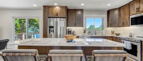 Refrigerador, microondas, horno y parrilla de estufa