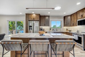 Geladeira, micro-ondas, fogão, cooktop