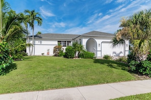 Exterior - Tropical Oasis on Marco I Perfect Vacation Retreat I DOG FRIENDLY! (Marco Island)