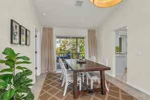 Dining - Tropical Oasis on Marco I Perfect Vacation Retreat I DOG FRIENDLY! (Marco Island)