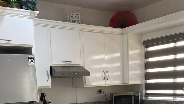 A modern kitchen with white cabinets, a granite countertop, a built-in stove, a microwave, and a stainless steel refrigerator. - 2-bedroom 2ba apartment in nuevo Mexicali -Up to 7 Guest (Mexicali)