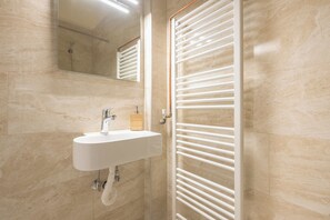 Appartement familial, balcon, vue sur la ville | Salle de bain