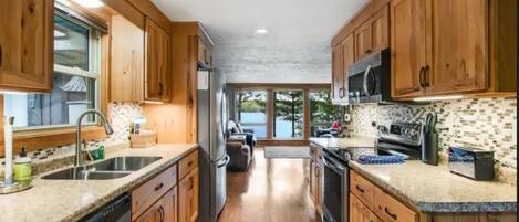 Réfrigérateur, four à micro-ondes, un four, surface de cuisson