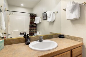 Shower, hair dryer, towels - Our Last Resort: Mountain Living for the Family (Estes Park)
