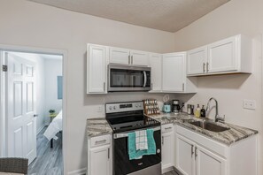 House, 4 Bedrooms | Private kitchen