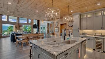 Cabin, 5 Bedrooms | Private kitchen | Fridge, oven, coffee/tea maker, toaster
