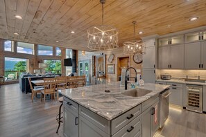 Chalet rustique, 5 chambres | Cuisine privée | Réfrigérateur, un four, cafetiÚre-théiÚre, grille-pain