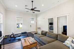 Nhà, 2 phòng ngủ | Khu phòng khách | Smart TV, dịch vụ stream 