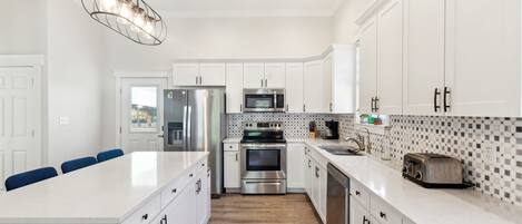House, 2 Bedrooms | Private kitchen | Fridge, oven, coffee/tea maker, toaster