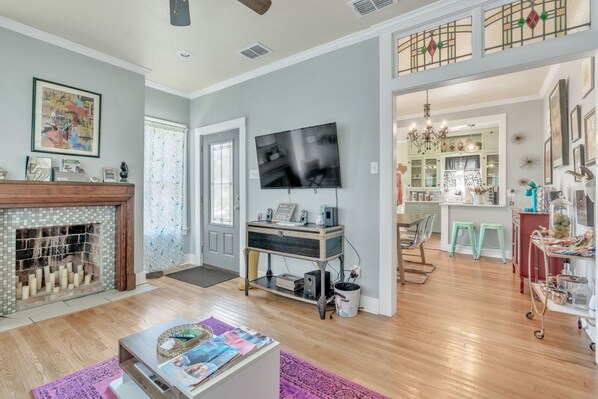 House, 3 Bedrooms | Living area | Smart TV, streaming services - Bright & Fun 3br Cozy Nook 3 Bedroom Home by RedAwning (Seguin)