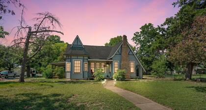 Bright & Fun 3br Cozy Nook 3 Bedroom Home by RedAwning