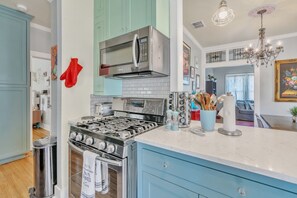 House, 3 Bedrooms | Dapur peribadi | Peti sejuk, ketuhar, pembancuh kopi/teh, cerek elektrik 