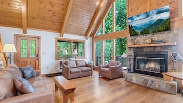 Cabaña, 3 habitaciones | Área de sala de estar | Smart TV