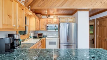 Cabaña, 3 habitaciones | Cocina privada | Refrigerador, horno, cafetera y tetera y tostadora