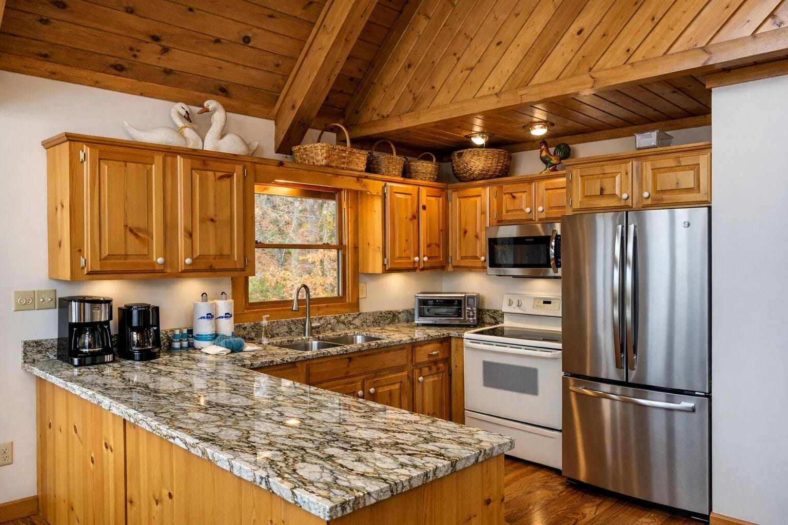 Cabin, 3 Bedrooms | Private kitchen | Fridge, oven, coffee/tea maker, toaster