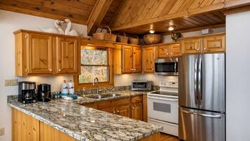 Hytte, 3 soverom | Eget kjøkken | Kjøleskap, ovn, kaffetrakter/tekoker og brødrister